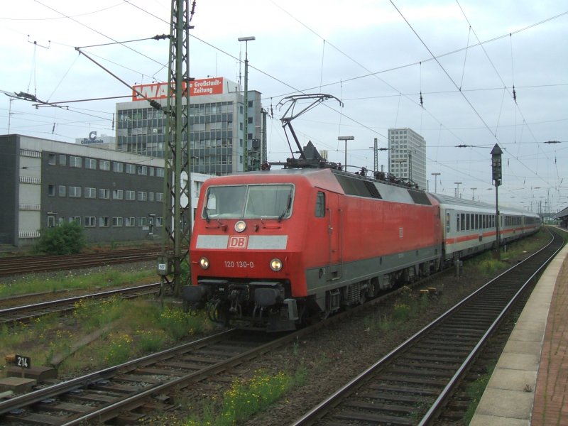 BR 120 130-0 mit IC 2228 Nrnberg-HH Altona kam mit BR 120 158-8
im Schub in Dortmund an,wurde vom Schub abgekuppelt.