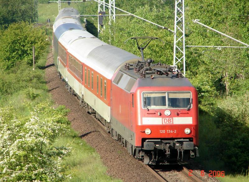 Br 120 134-2 mit dem NZ aus Hagen nach Binz. Aufgenommen am 2.6.06 in Rostock