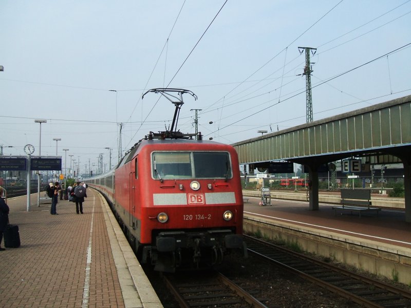 BR 120 134-2 mit IC 2228 aus N�rnberg f�hrt im Dortmunder Hbf.
ein,dann geht es weiter nach Hamburg Altona.(25.08.2007)