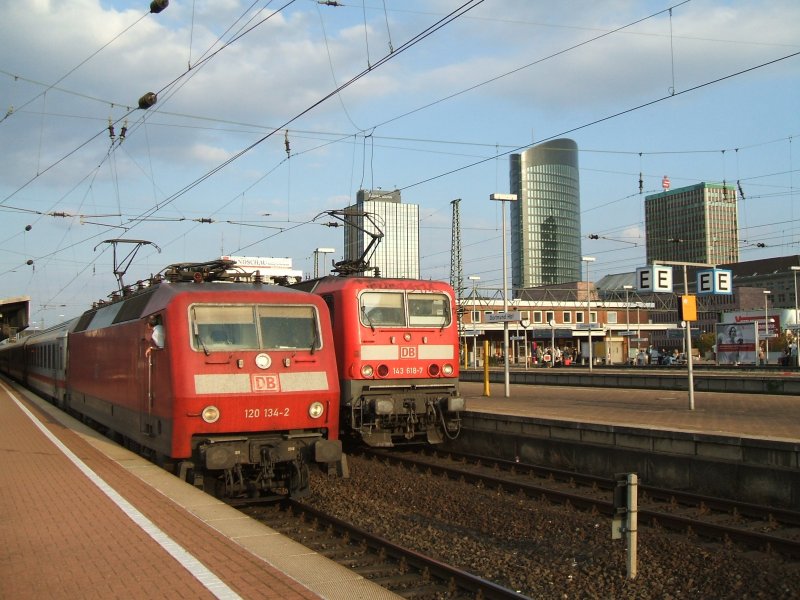 BR 120 134-2 mit IC 1946 nach Karlsruhe am Haken auf Gleis 11
im Dortmunder Hbf.,rechts die 143 618-7 mit der S1 auf Gleis 10.
(23.09.2007)