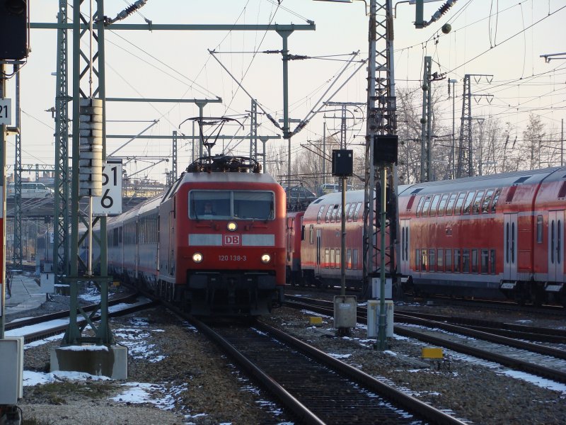 BR 120 138-3 mit EuroCity 114  W�rthersee  bei der Einfahrt in den Bahnhof Augsburg Hauptbahnhof am 18.11.2007