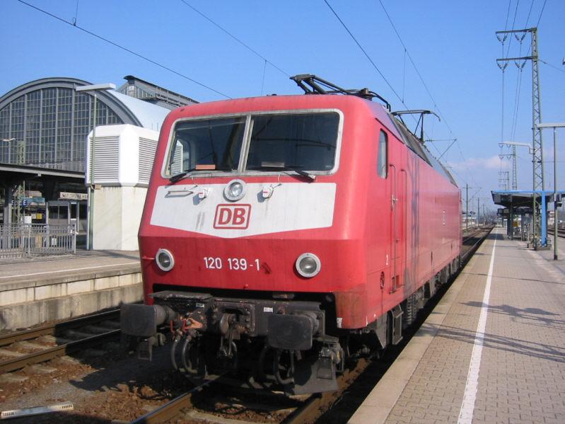 BR 120 139 am 28.02.2004 in Karlsruhe Hbf.