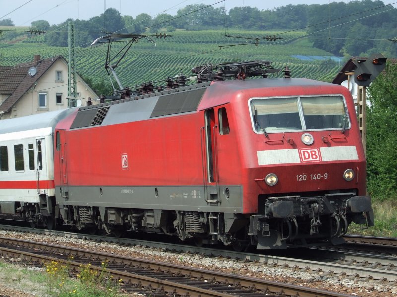 BR 120 140-9 durchf�hrt Efringen-Kirchen mit einem 3-Wagen Leerzug und offener F�hrerstandst�r in Richtung Basel am 28.08.2008.