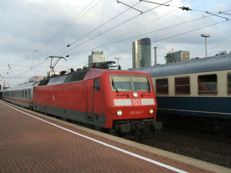BR 120 144-1 mit IC 1946 nach Karlsruhe,rechts im Bild ein
Wagenteil des SZ vom Eurostrand Mosel.(30.09.2007)