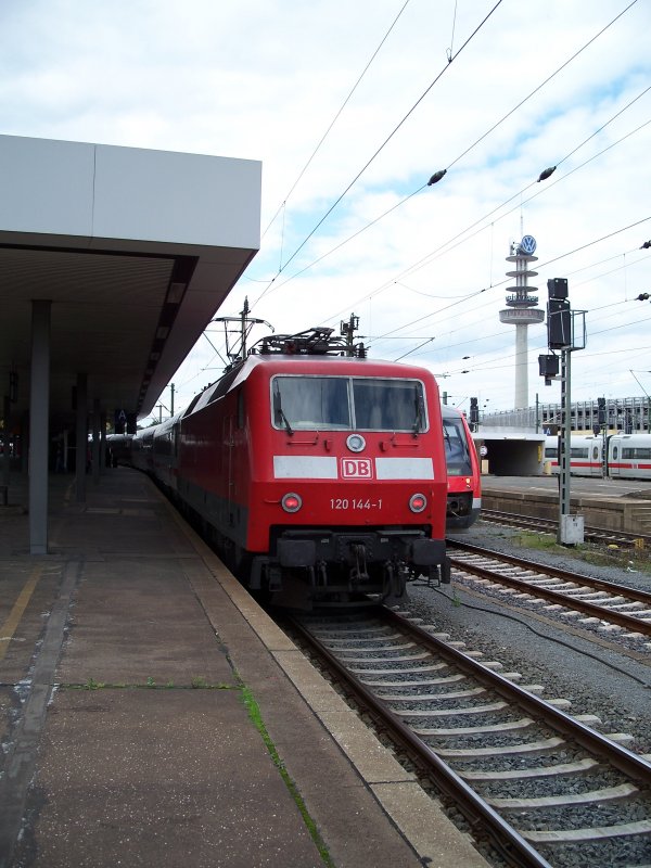 Br 120 144 mit Ersatz ICE nach Hamburg Altona (Hannover Hbf) (3.8.2007)