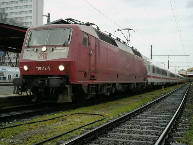 BR 120 145 wartet auf dem Kopfgleis 21 des Hbf Salzburg auf die Abfahrt als IC 2292 nach Saarbr�cken. [12.02.07, 15:26]