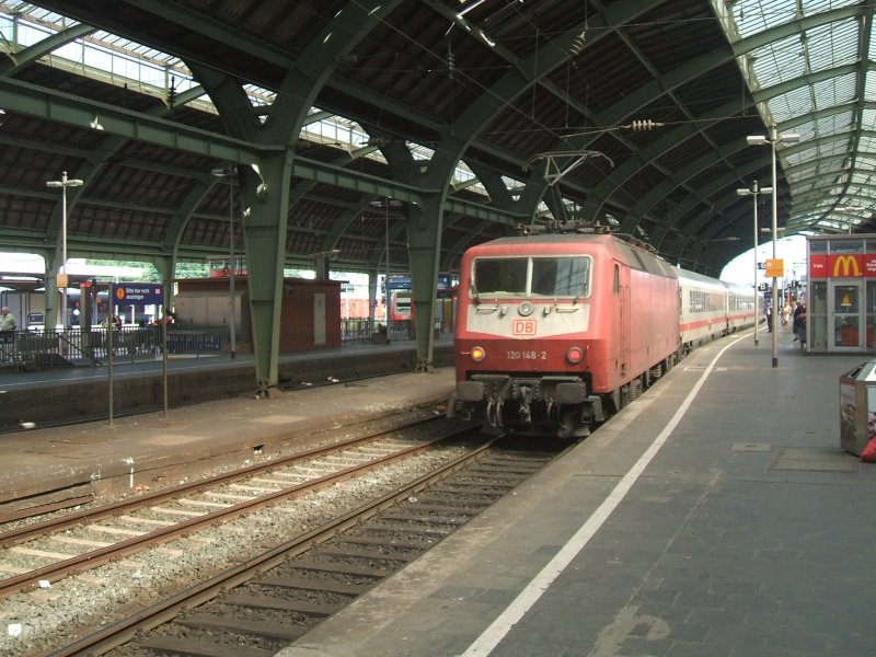 BR 120 148-2 schiebt den IC 2228 in Richtung Dortmund
aus dem Hagener Hbf.