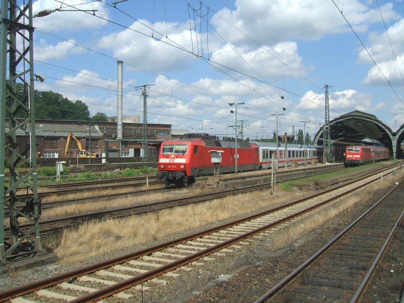 BR 120 149-0 mit IC 2027 in Hagen Hbf.bei der Ausfahrt
nach Passau, links wartet die BR 111 159-0 mit RE nach Venlo
auf das Ausfahrt-Signal
