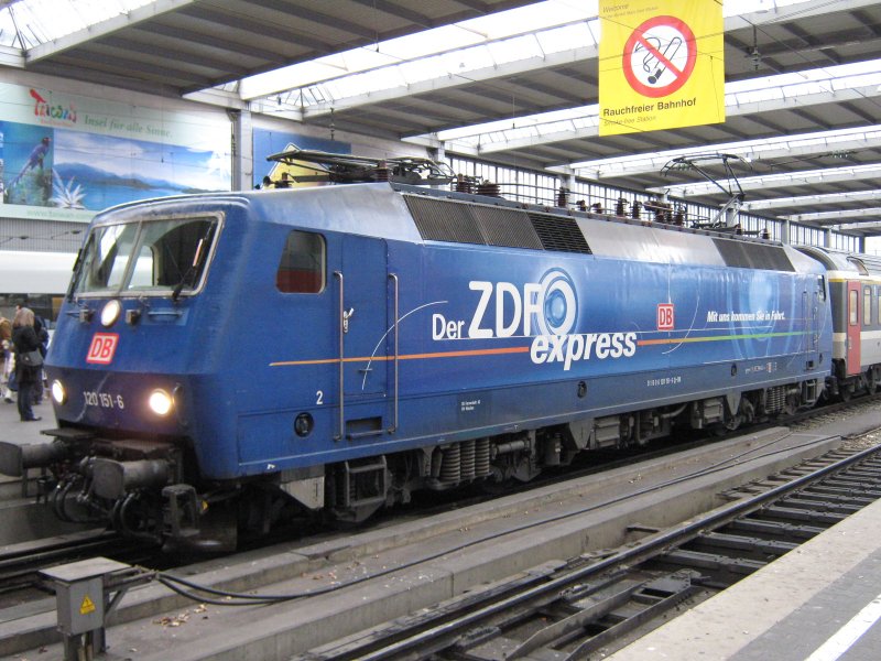 BR 120 151-6  Der ZDF Express  wartet im HBF Mnchen auf ihren nchsten Einsatz. 20.12.2008