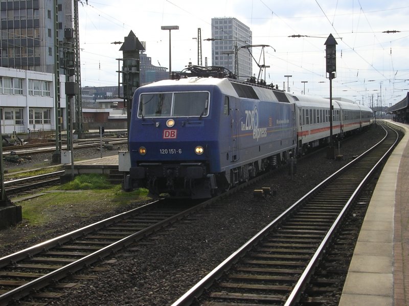 BR 120 151-6 mit IC 2010 von Stuttgart nach Berlin Sdkreuz,
Ausfahrt Gleis 10 in Dortmund Hbf.(28.03.2008) 