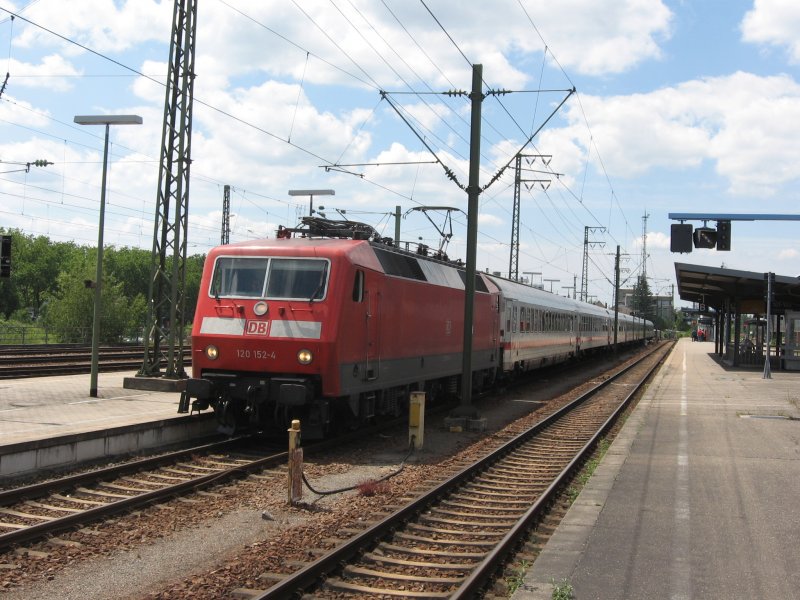 BR 120 152-4 steht mit ihrem IC an Gleis 13 des HBF Karlsruhe am 30.5.07