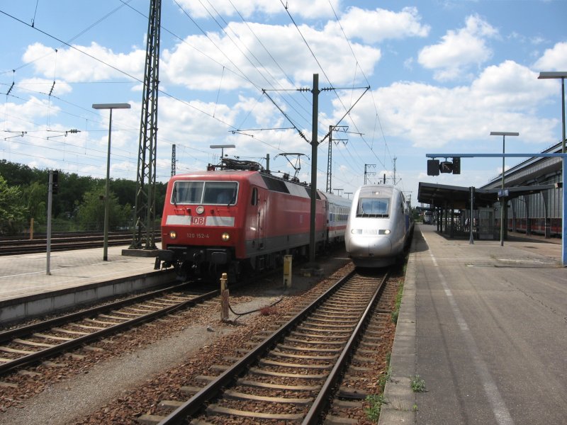 BR 120 152-4 und TGV 4404 im HBF Karlsruhe am 30.5.07