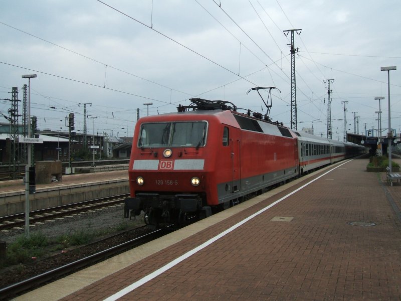 BR 120 156-5 mit IC 2017 nach Mnchen , Ausfahrt aus dem
Dortmunder Hbf. Gleis 16.(28.09.2007)