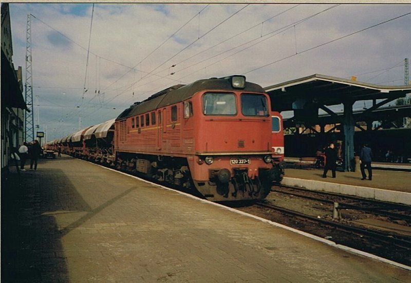 BR 120 337-1 der DR mit einem langen Güterzug in Güstrow Ende September 1990 (Gescanntes Foto) 