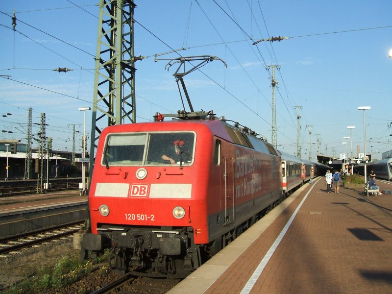 BR 120 501-2 mit IC 2213 nach Stuttgart bekam vom Aufsichts-
Personal die Fahrtnderung ,da Bochum und Essen Hbf.nicht angefahren werden konnte wegen der Streckensperrung und umgeleitet wurde.(21.09.2007)