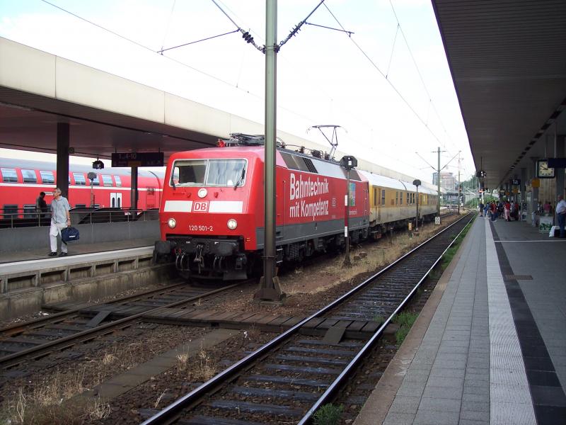 Br 120 501 mit ihren Messzug in Mannheim am 13.7.2005 auf Gleis 2