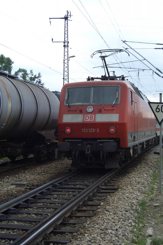 BR 120 bei der Durchfahrt durch  Erfurt  Hbf, passiert gerade einen Kesselzug, 2006 - �berarbeites und ausgerichtetes  Foto   