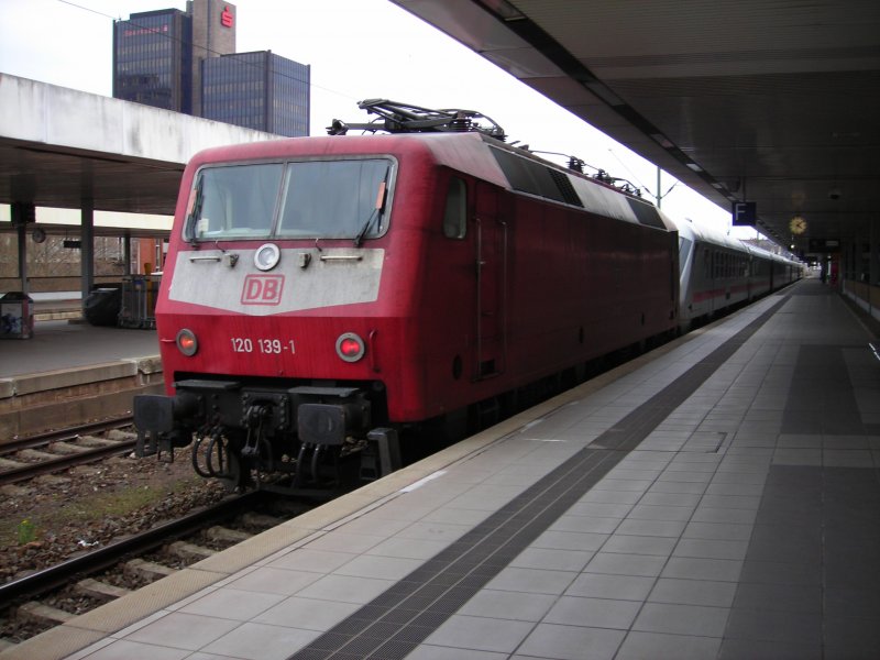 BR 120 mit einem IC nach Leipzig am 19.4.2008 in Hannover