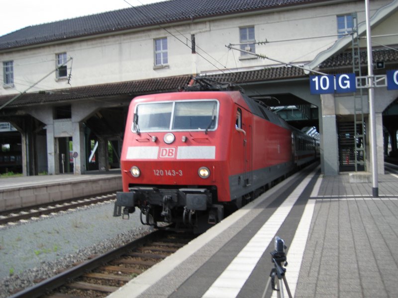Br 120 mit IC nach Saarbrcken ber  Heppenheim,Mannheim,Kaiserslautern hier in Darmstadt Hbf