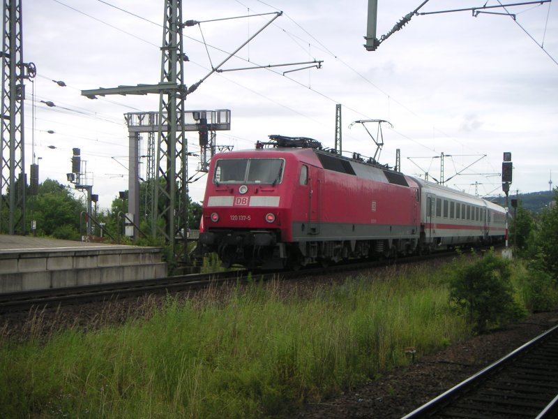 Br 120 mit Intercity am 3.7.2007 bei der Einfahrt in den Bahnhof Gttingen