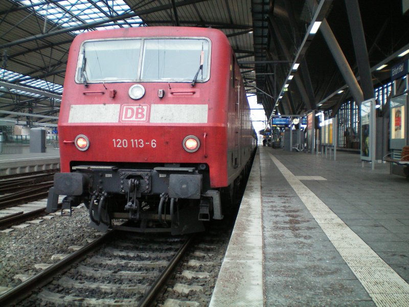 BR 120 steht mit IC nach Dsseldprf bereit.