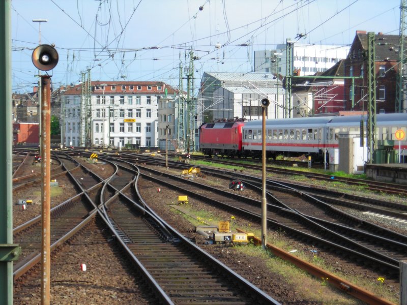 BR 120 verlsst mit einem IC Hannover HBF am 2.5.08