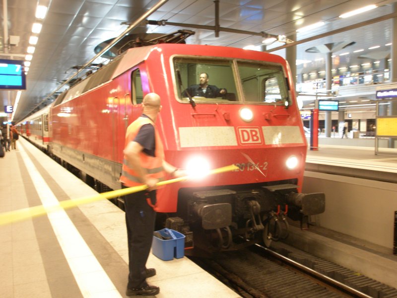 BR 120 zum Ostseebad Binz im Berlin HBF(tief)Gleis 7 27.04.08
so noch schnell den Tf weckseln und die Scheiben sauber machen
und dan geht es weiter.
