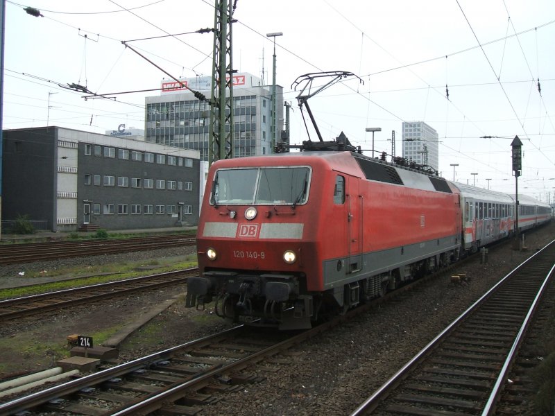 BR 120140-9 mit IC 2228 nach Hamurg Altona mit +60 bei der
Ausfahrt aus dem Dortmunder Hbf.(25.10.2007)