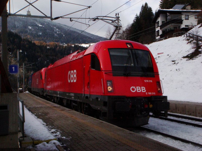 BR 1216 018 und eine BR 1116 mit einem GZ bei der Durchfahrt in St. Jodok am 14.11.2007