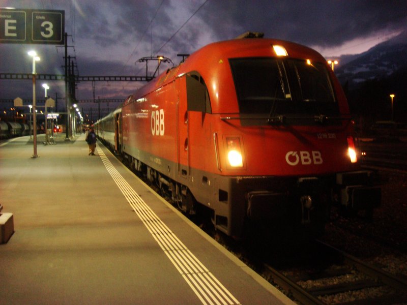 BR 1216 235 mit EC Transalpin in Buchs SG am 13.12.2007. Beide Lokfhrer, die die Maschine bedienten fuhren das erste Mal mit einer 1216 ber den Arlberg, bzw von Bludenz nach Buchs SG!