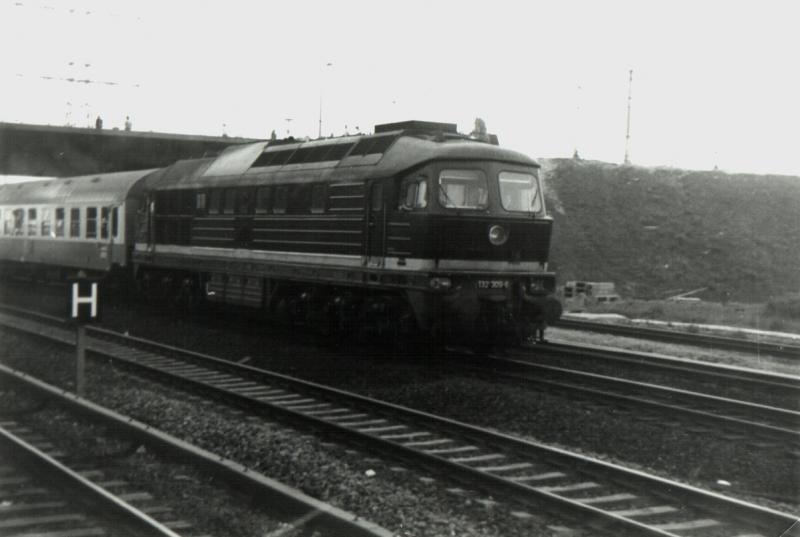 BR 132 mit DDR  Stdteexpress  , aufgenommen vom S-Bhf Berlin Springpfuhl 1979