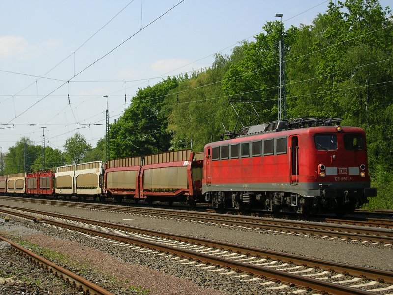BR 139 556-5 mit leere Autotransport-Wagen in Hamm Pelkum wo
dieser einen 2 Stundenhalt hatte und dann Richtung Hamm weiterfuhr.(09.05.2008)