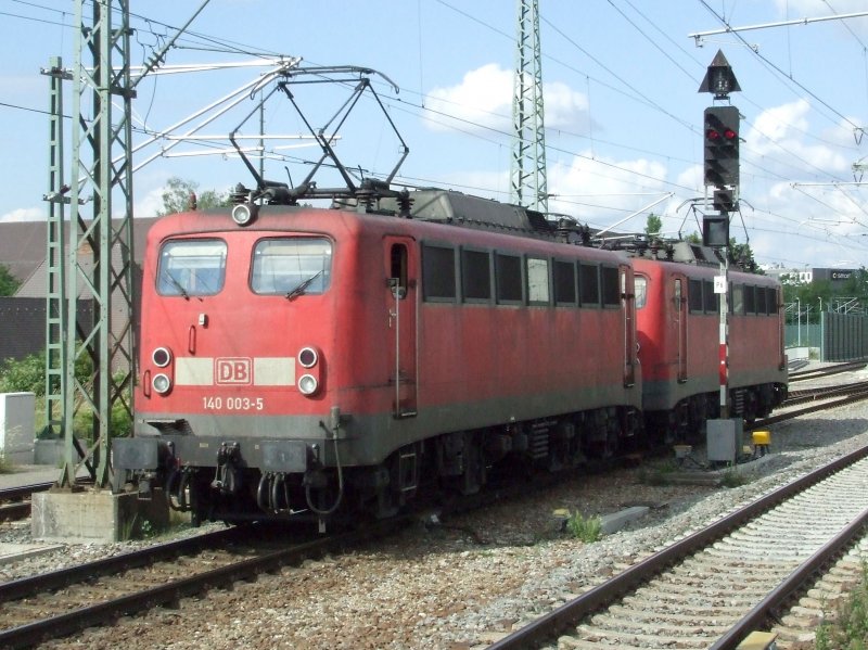 BR 140 003 rangiert mit einer 139 an einen Gterzug heran. (Bblingen, 13.06.2008)
