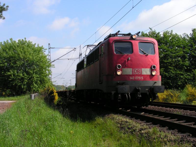 BR 140 079-5 mit einem Gterzug am 21.5.05 in Richtung Hannover unterwegs, hier am Wasserwerk in Drakenburg.