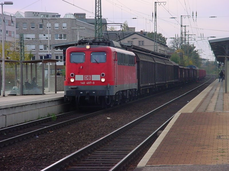 BR 140 497-9 mit Gterzug durchfhrt Unna am 27.10.2004.