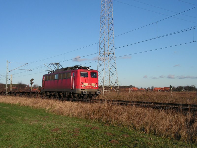 BR 140 506-7 mit nachtrglich angebrachtem Fernlicht rollt am 22.1.07 auf der KBS 380 Richtung Hannover.