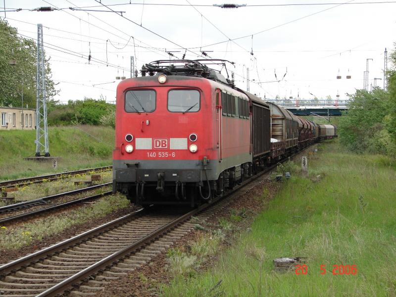 BR 140 535-6  bei der Einfahrt zum Seehafen Rostock 20.5.06