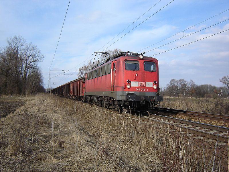 BR 140 546-3 macht sich auf den Weg mit einem Gterzug nach Dresden. 