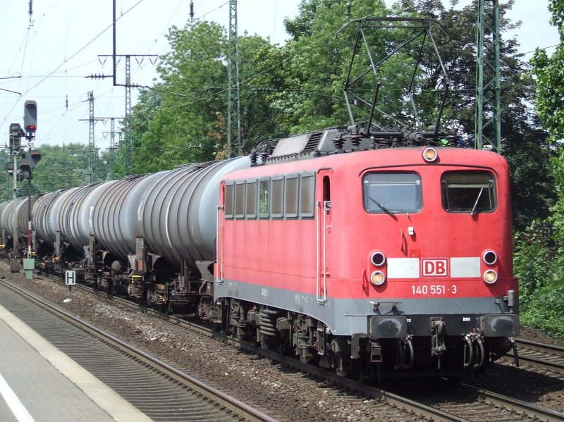 BR 140 551 zieht einen Kesselwagenzug durch Kln Sd in Richtung Bonn am 31.07.2008.