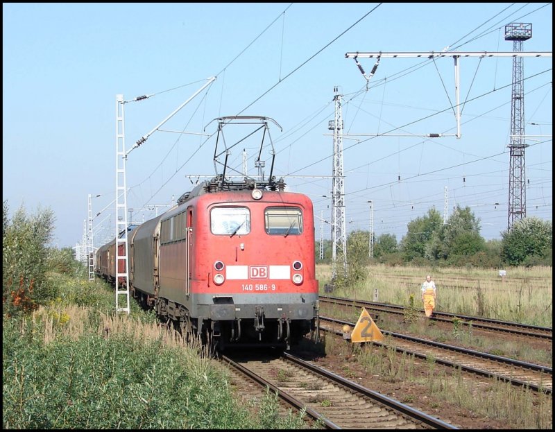 Br 140 586-9 am Doonerstag den 14.9.06 bei der Ausfahrt aus dem Seehafen Rostock