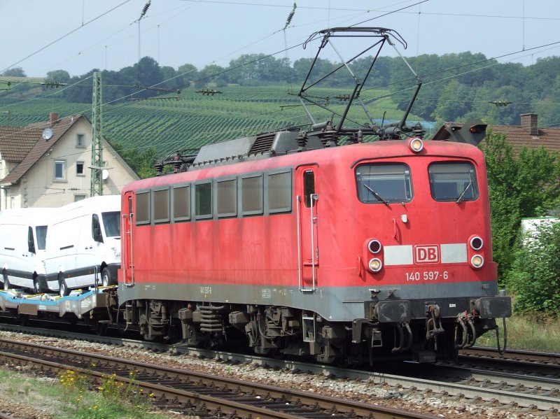 BR 140 597 durchfhrt Efringen-Kirchen mit einem Mercedes-Benz Sprinter Gterzug am 28.08.2008. in Richtung Basel.