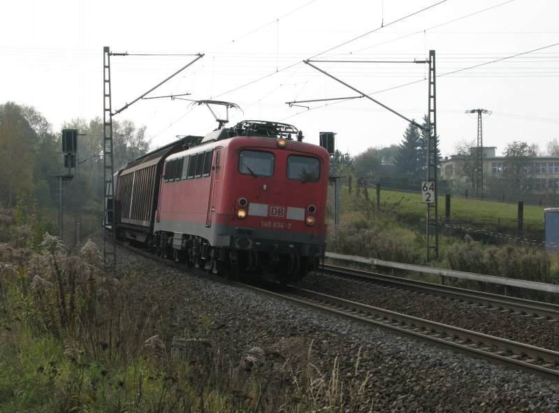BR 140 634-7 mit Volkswagen-Gterzug kurz vor Crimmitschau aus Richtung Werdau. Aufnahmezeitpunkt: 25.10.2008 12:35 Uhr.