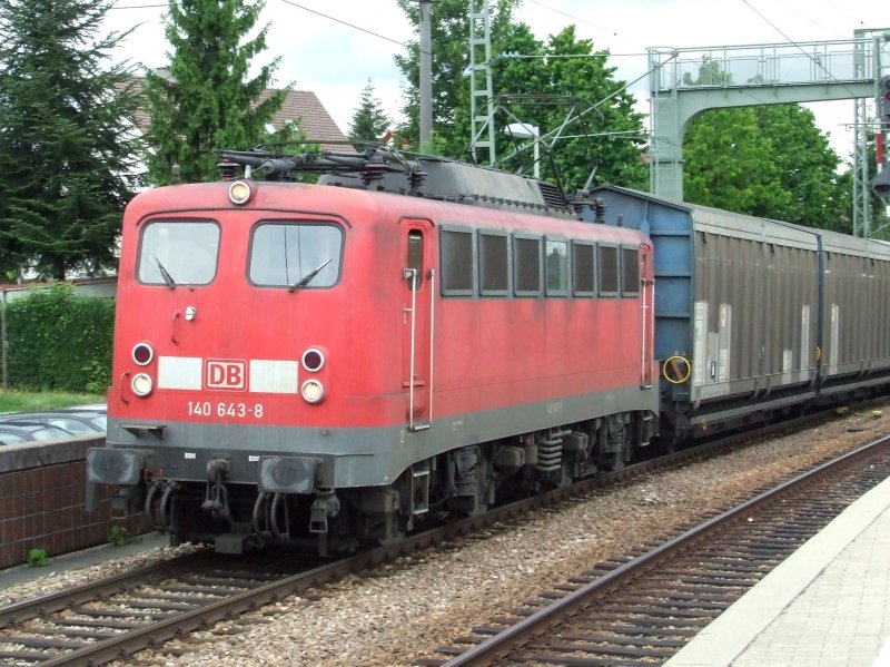 BR 140 643-8 durchfhrt Rohr mit einem Gterzug in Richtung Bblingen am 03.06.2008