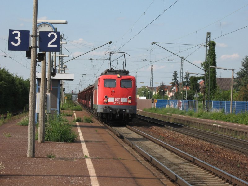 BR 140 716 durchfhrt den BAhnhof Blankenloch mit einem GZ.Aufgenommen am 30.5.07