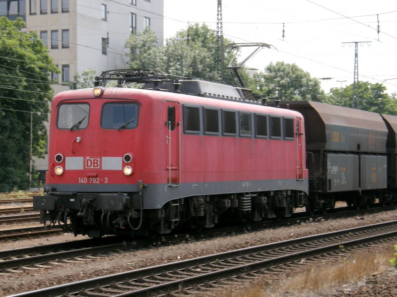 BR 140 792 zieht einen Gterzug aus Richtung Kln Sd durch Kln West (14.07.2008).