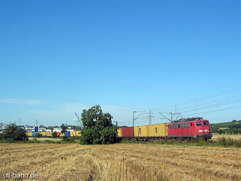 BR 140 799-8 am 10.8.2006 mit Containerzug bei Walluf.
