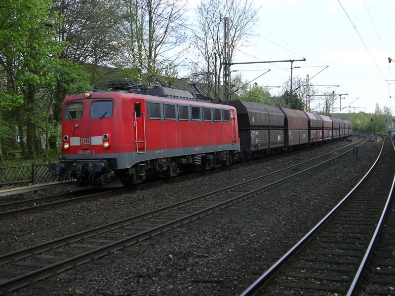 BR 140 825-1 zieht einen GZ mit Kohlenwagen in Richtung  Gelsenkirchen.(23.04.2008)