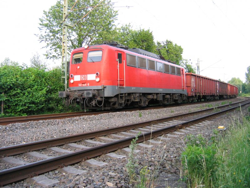 BR 140 826-9 mit gem. Gterzug und Signalhorn am 6. Juni 07 am B 28