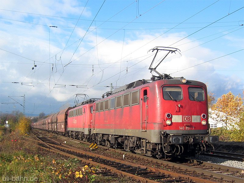 BR 140 851-7 zusammen mit 140 811-1 in Wiesbaden Biebrich am 22.11.2006