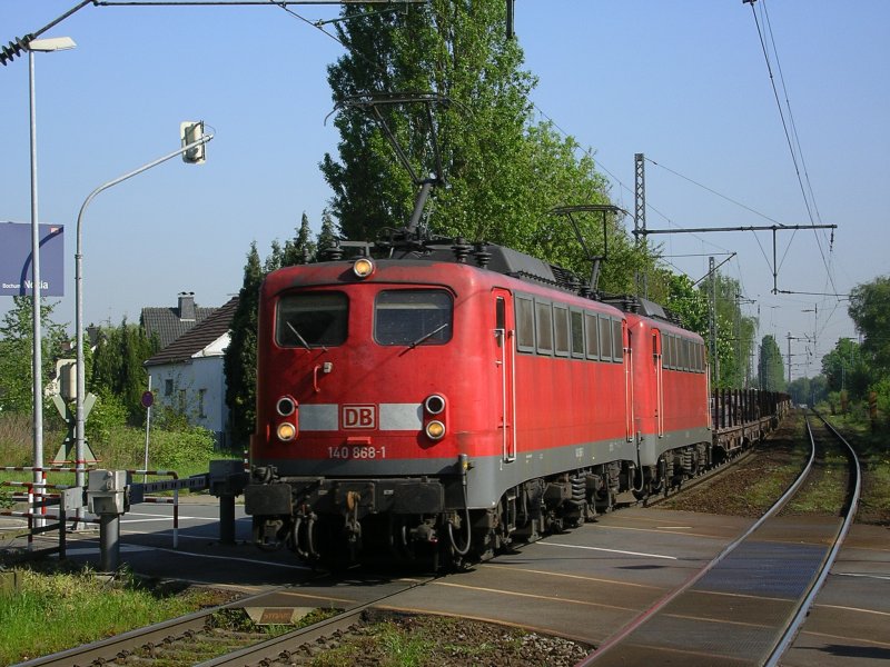 BR 140 868 und 140 855 ziehen einen Stahlzug nach Bochum Nord.
(07.05.2008)